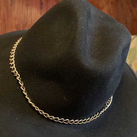 Fedora-Gelso Bianca pinched black Fedora 100% wool with gold chain.  Classic - Picture 7 of 15